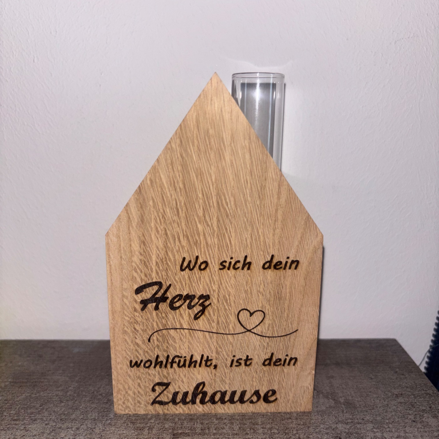 Deko aus Holz bei Geschenkehäuschen