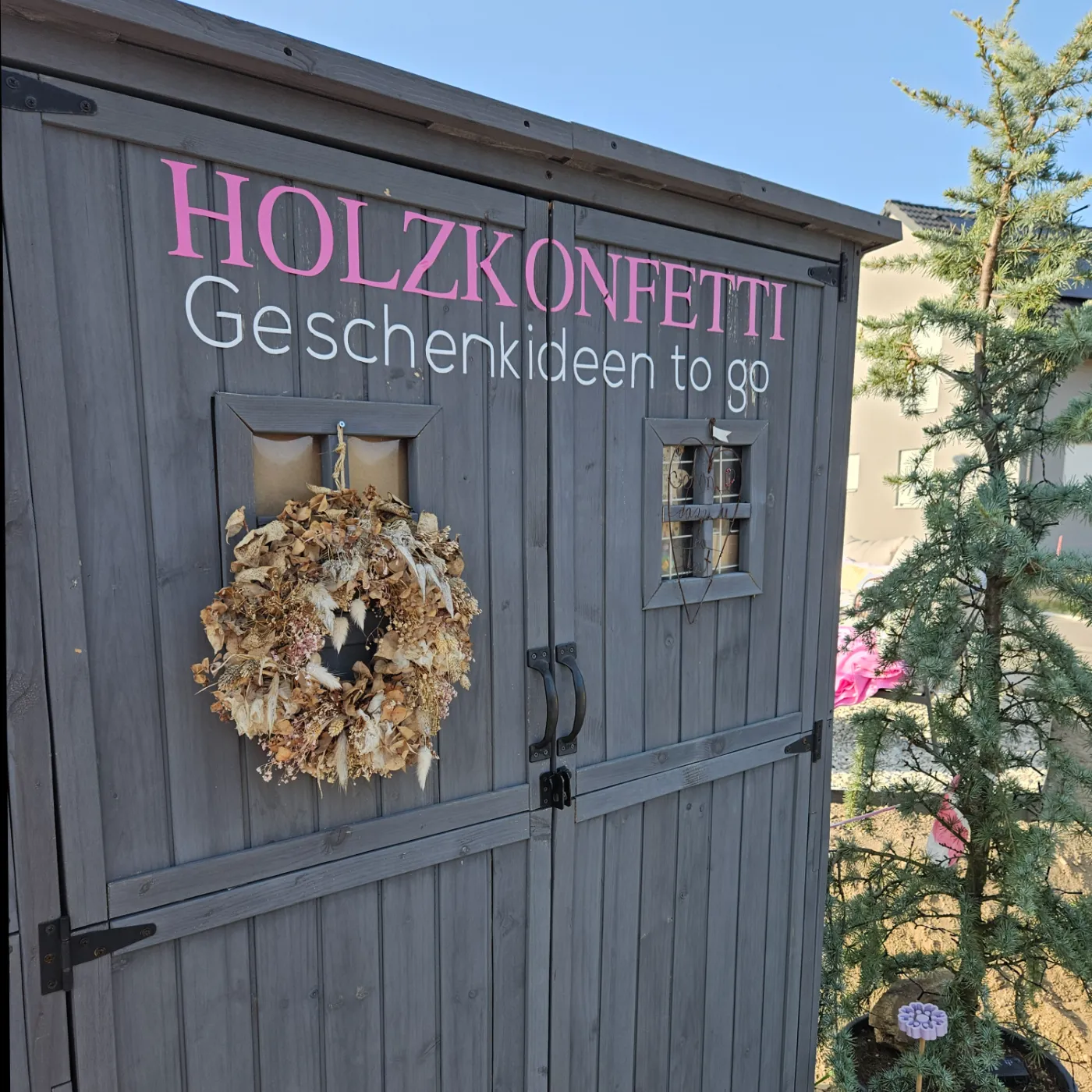 HOLZKONFETTI Verkaufsschrank – Bild 1