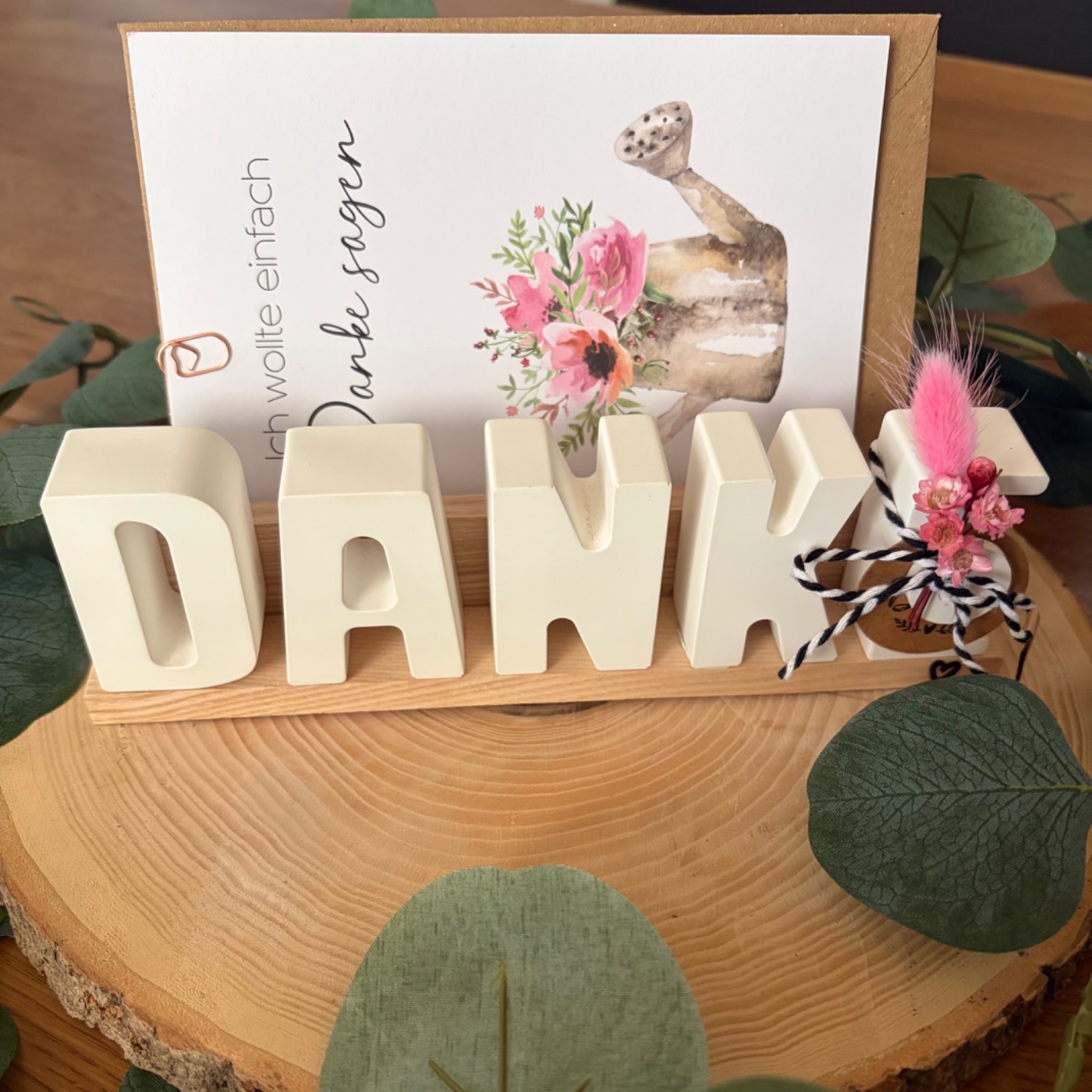 Geschenke bei Dorfhäuschen mit Herz