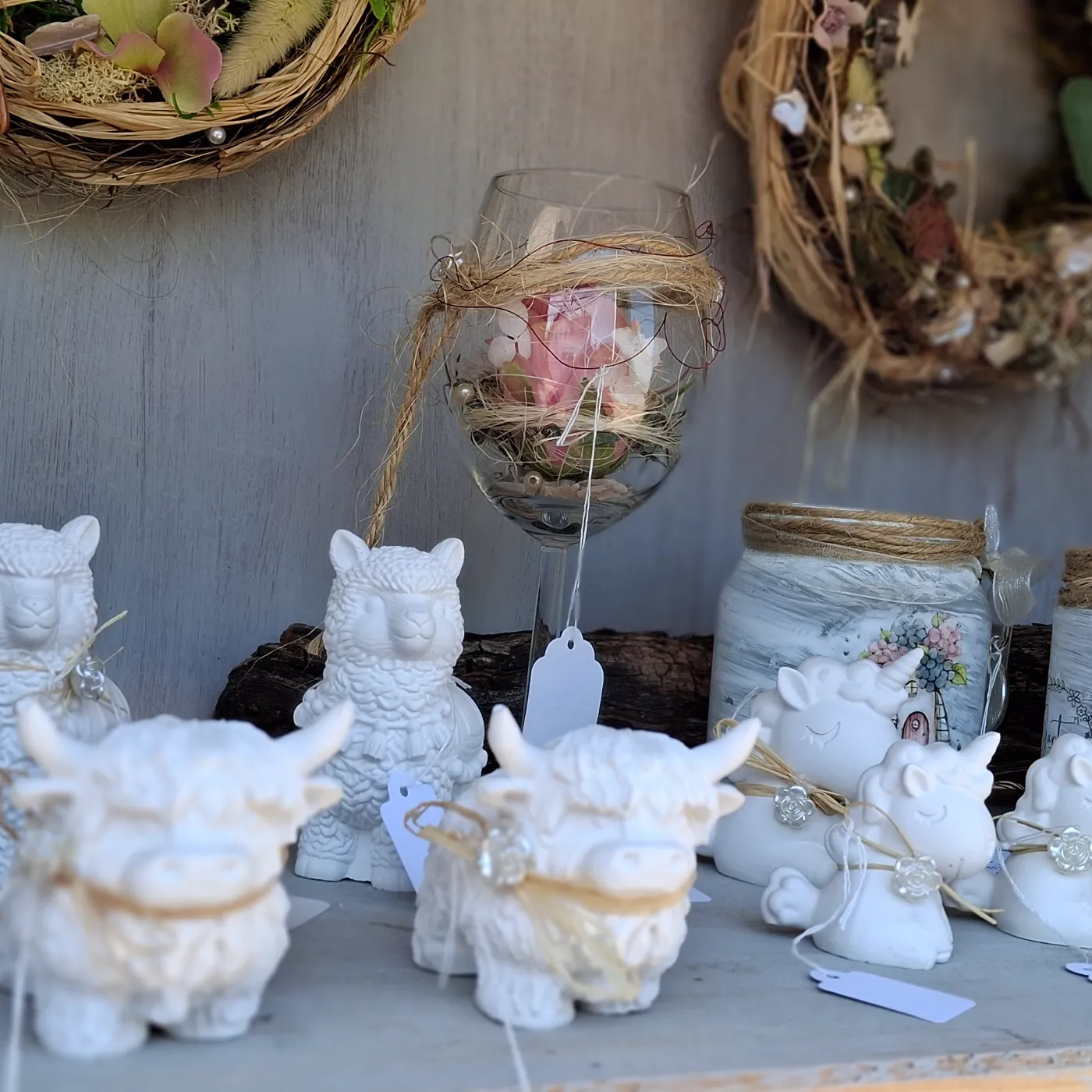Gipsfiguren bei Selbstbedienungsschranklädle